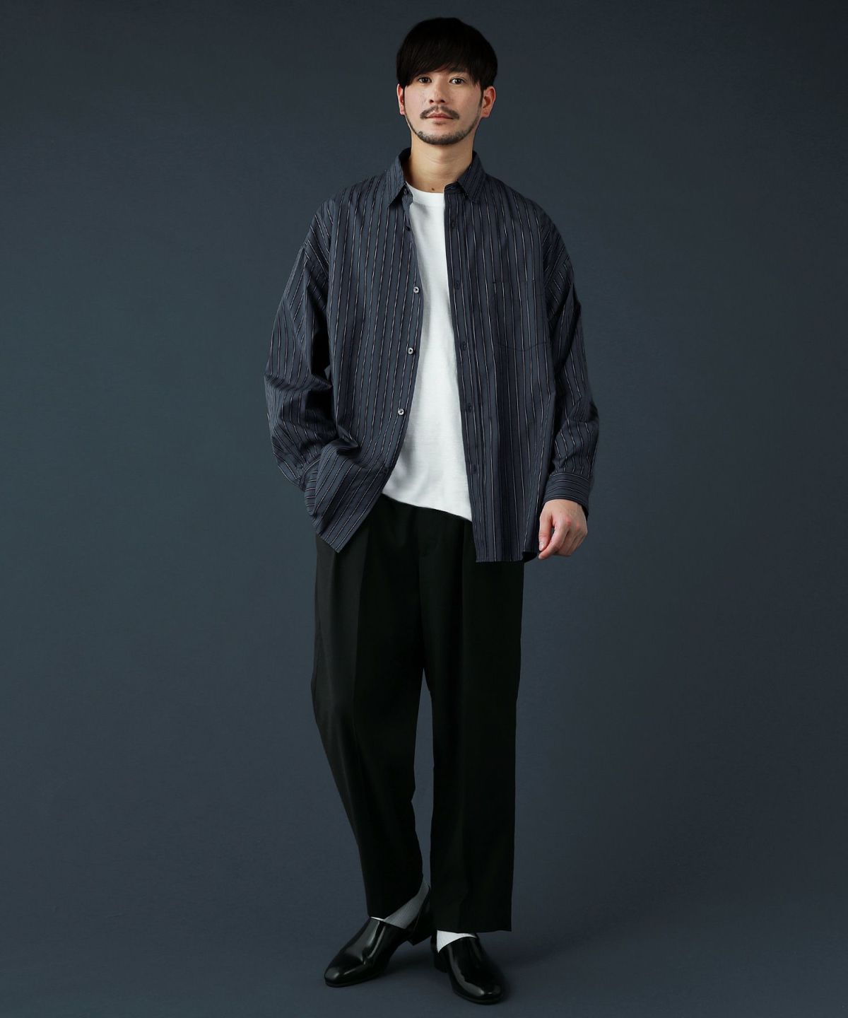 アタッチメントウールギャバツープリーツテーパードパンツ2ブラック美品 パンツ