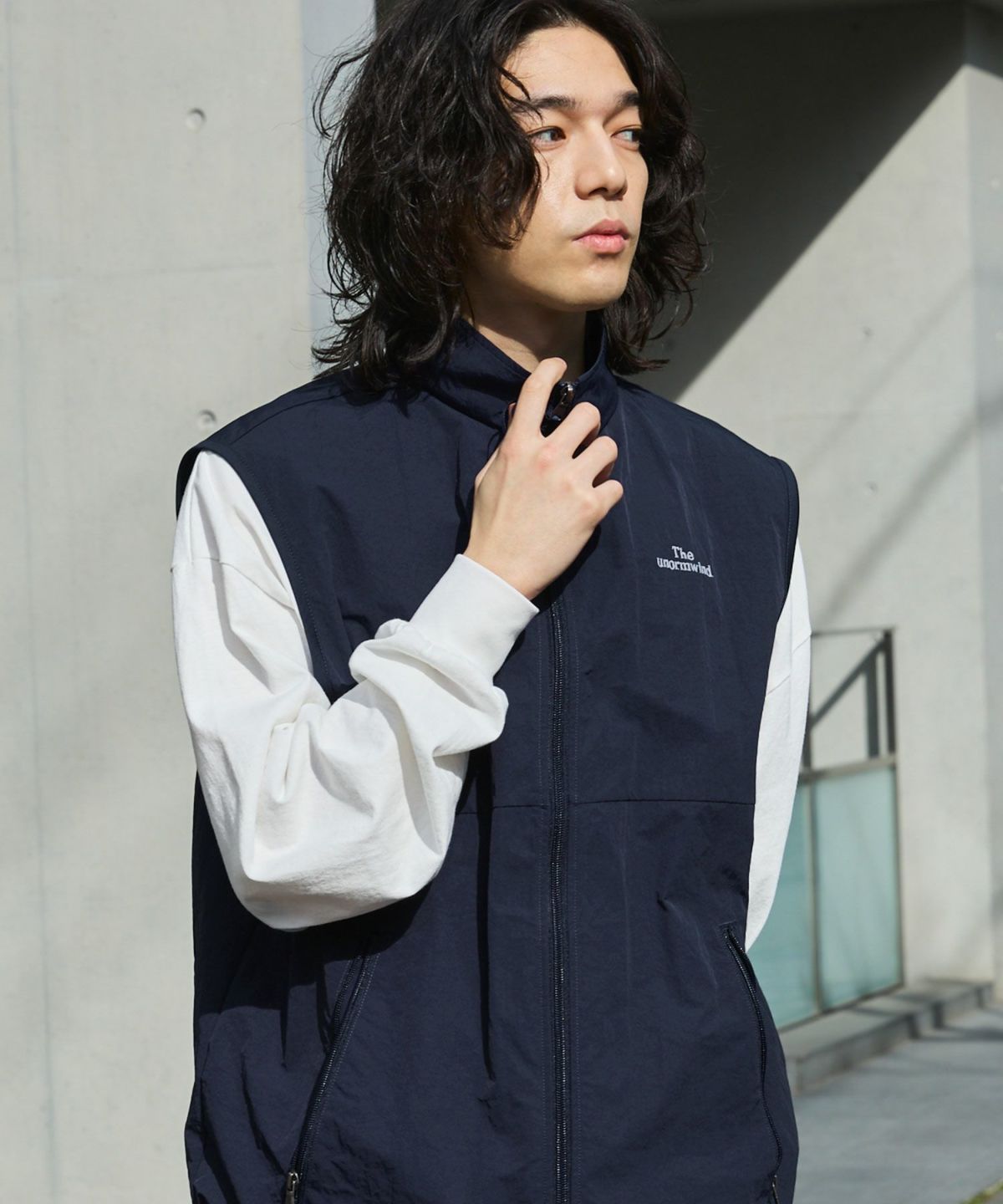 美品✨45R ナイロンベスト 中綿 デニム柄 軽量 洗濯可能 ロゴ刺繍 2 刺繍ロゴフルジップ裾ドローコードテックナイロンベスト | 【公式】SPU